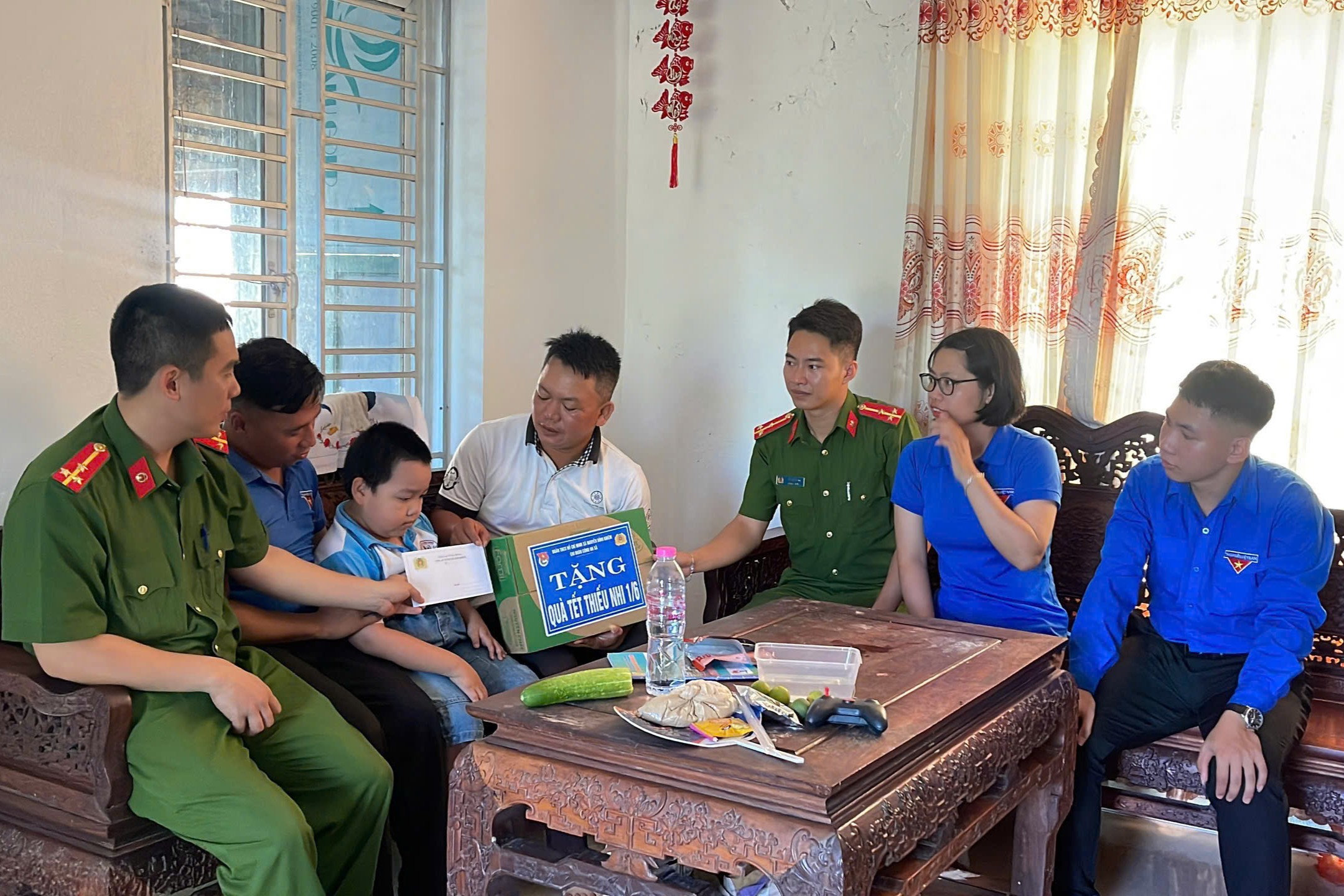 Công an xã Nguyễn Bỉnh Khiêm tổ chức các hoạt động thăm, tặng quà thiếu nhi có hoàn cảnh khó khăn nhân dịp 01/6/2026